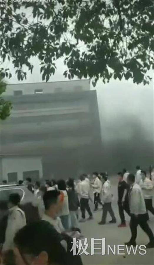 上海金山企业厂房大火持续10余小时，有消防员牺牲