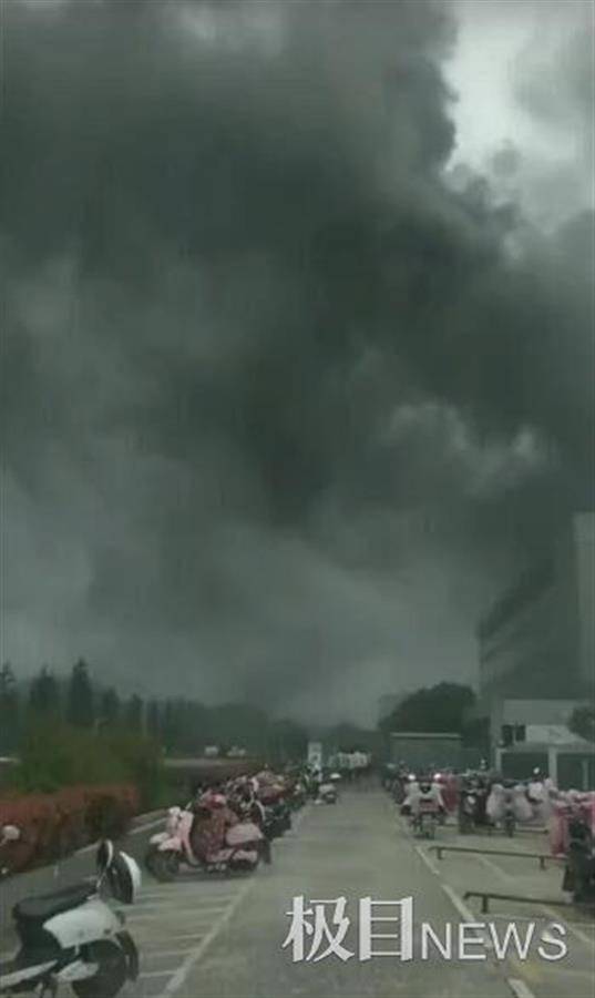 上海金山企业厂房大火持续10余小时，有消防员牺牲